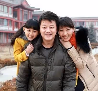 51歲閆學晶:近況曝光,帶5歲女兒現身泰國度假,春節剛當上奶奶