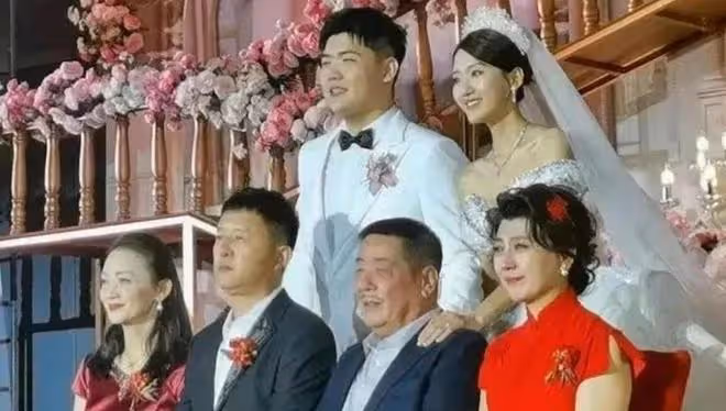 51歲閆學晶:近況曝光,帶5歲女兒現身泰國度假,春節剛當上奶奶