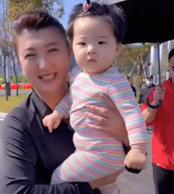 51歲閆學晶:近況曝光,帶5歲女兒現身泰國度假,春節剛當上奶奶