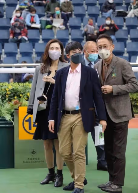 52歲李嘉欣為12歲兒子慶生,曬今昔對比照,抱怨他打遊戲不讓自己