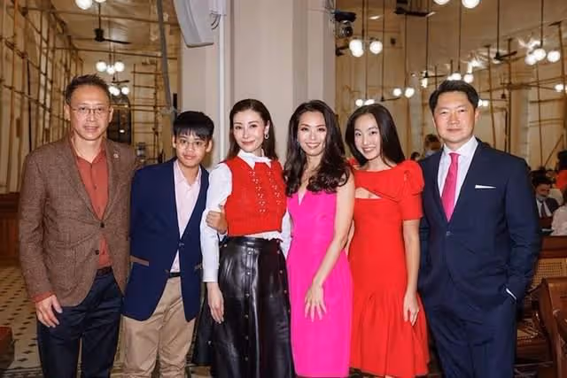 52歲李嘉欣為12歲兒子慶生,曬今昔對比照,抱怨他打遊戲不讓自己