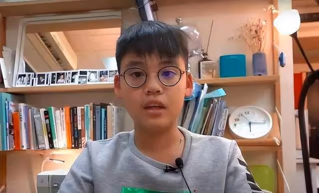 52歲李嘉欣為12歲兒子慶生,曬今昔對比照,抱怨他打遊戲不讓自己