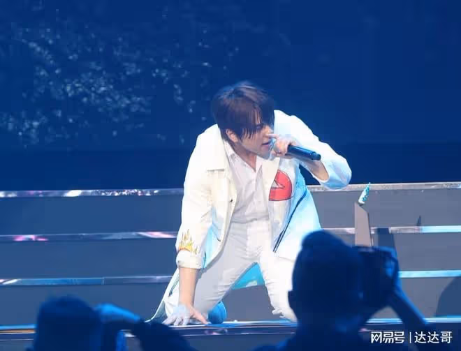 姜濤《叱吒》跪地表演惹爭議 由200磅胖子變身萬人迷重掀追星潮