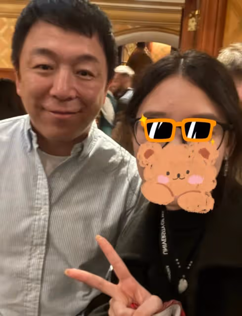 黃渤現身英國看音樂劇,與女粉親切合影無架子,被曝多位女伴陪同