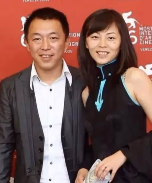 黃渤現身英國看音樂劇,與女粉親切合影無架子,被曝多位女伴陪同