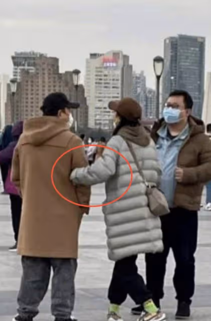 黃渤現身英國看音樂劇,與女粉親切合影無架子,被曝多位女伴陪同