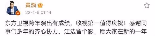 黃渤現身英國看音樂劇,與女粉親切合影無架子,被曝多位女伴陪同
