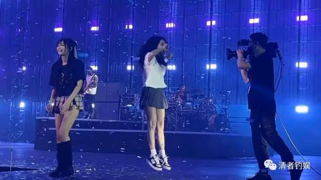 楊穎活成黃曉明高攀不起的樣子!Jennie男同熱吻,lisa75億購房