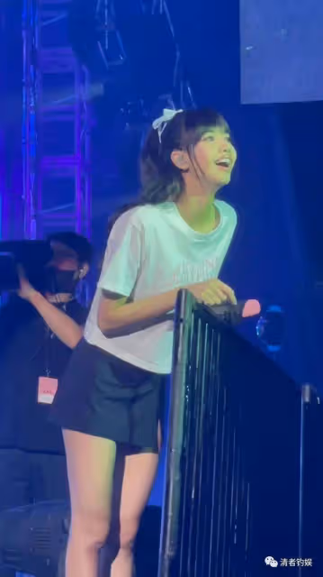 楊穎活成黃曉明高攀不起的樣子!Jennie男同熱吻,lisa75億購房