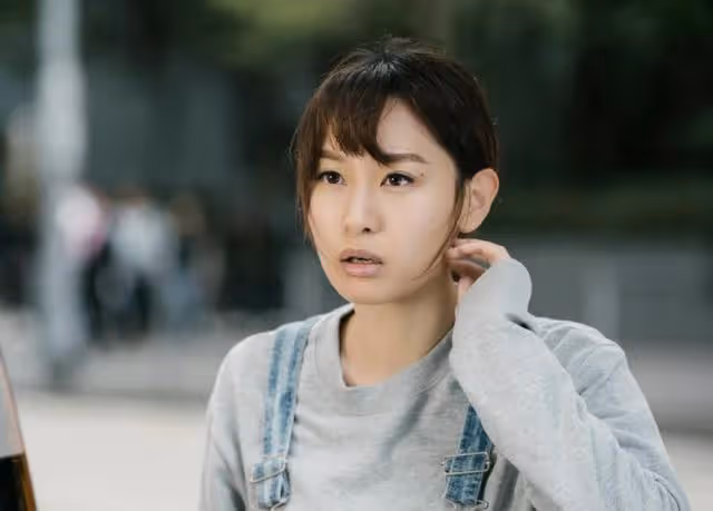 TVB前知名花旦正式移居歐洲!在地鐵上被偶遇,網友大讚又高又美