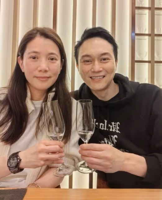 袁詠儀張智霖慶結婚22周年，素顏出鏡不加美顏，肌膚鬆弛衰老明顯