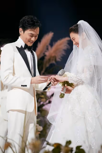 袁詠儀張智霖慶結婚22周年，素顏出鏡不加美顏，肌膚鬆弛衰老明顯
