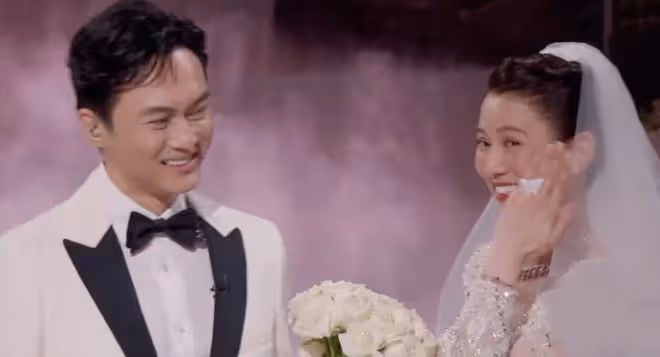 袁詠儀張智霖慶結婚22周年，素顏出鏡不加美顏，肌膚鬆弛衰老明顯