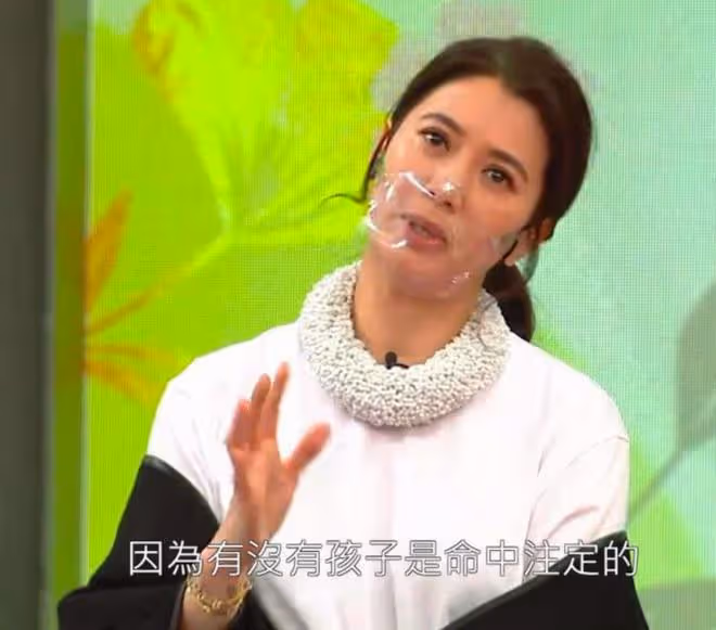 袁詠儀張智霖慶結婚22周年，素顏出鏡不加美顏，肌膚鬆弛衰老明顯