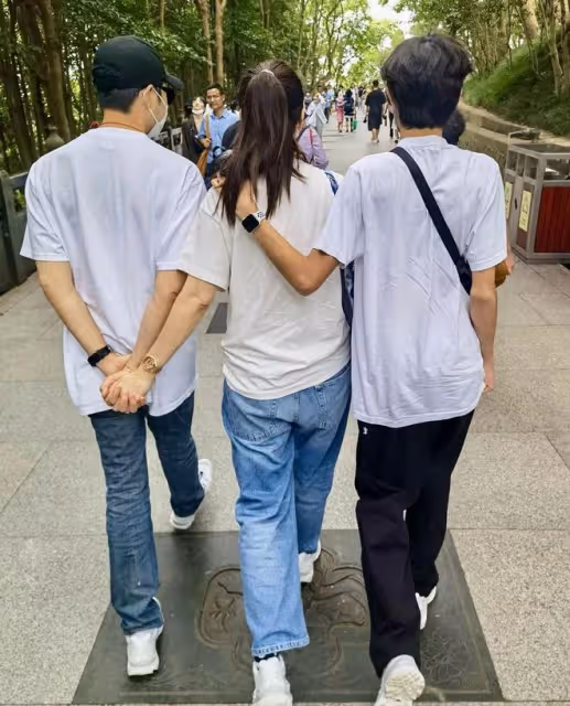 袁詠儀張智霖慶結婚22周年，素顏出鏡不加美顏，肌膚鬆弛衰老明顯