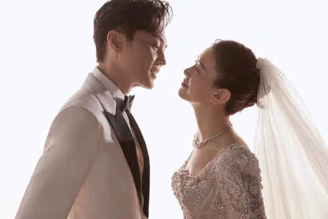 袁詠儀張智霖慶結婚22周年，素顏出鏡不加美顏，肌膚鬆弛衰老明顯