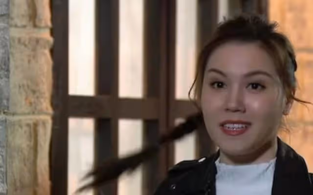 硬捧？23歲TVB上位小花劇集首露面被批外形顯老：像個發麵饅頭