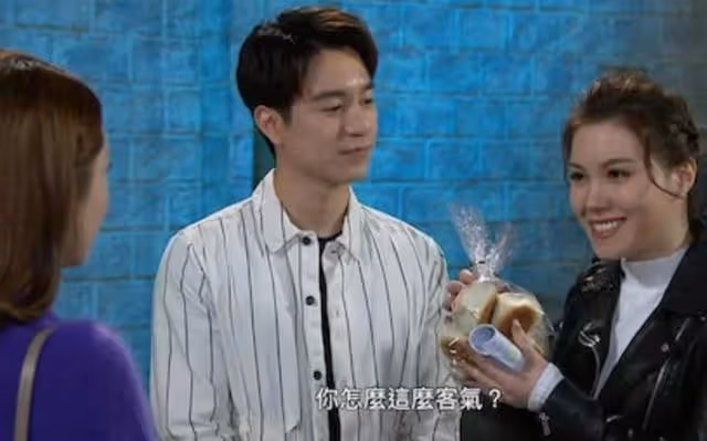 硬捧？23歲TVB上位小花劇集首露面被批外形顯老：像個發麵饅頭