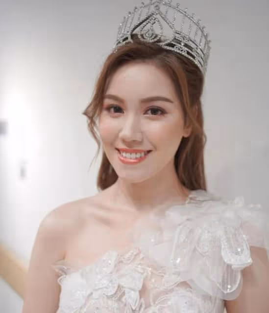 硬捧？23歲TVB上位小花劇集首露面被批外形顯老：像個發麵饅頭