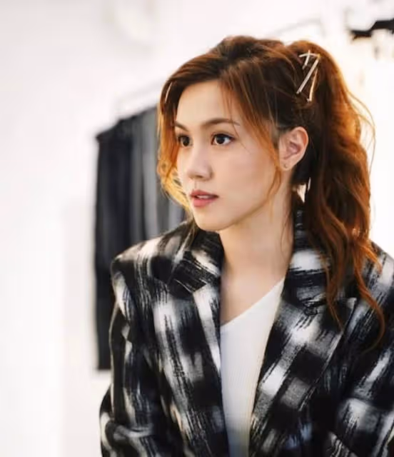 硬捧？23歲TVB上位小花劇集首露面被批外形顯老：像個發麵饅頭