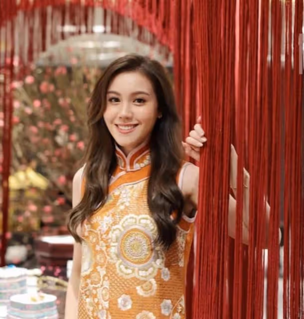 硬捧？23歲TVB上位小花劇集首露面被批外形顯老：像個發麵饅頭