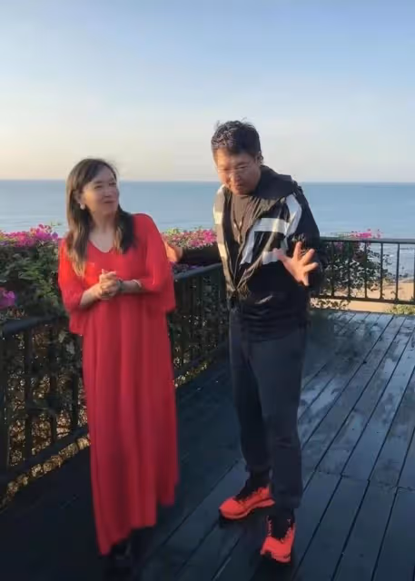 知名美女主持與王為念海南度假,女方身形肥胖小腹凸出,疑懷二胎