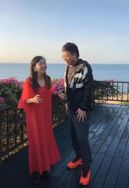 知名美女主持與王為念海南度假,女方身形肥胖小腹凸出,疑懷二胎
