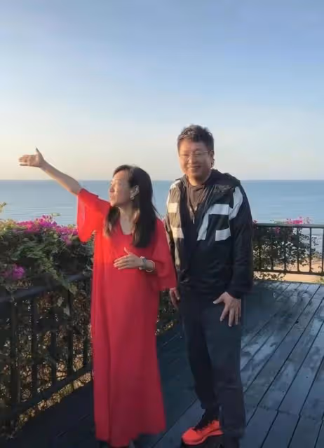 知名美女主持與王為念海南度假,女方身形肥胖小腹凸出,疑懷二胎