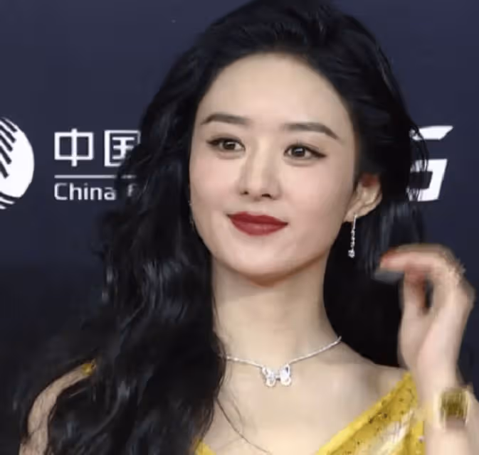 紅毯狀況百出:禮服下滑,假笑,死亡燈光,臉像蠟像,差點走光應有盡有