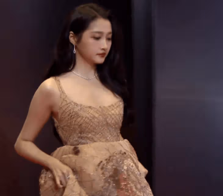 紅毯狀況百出:禮服下滑,假笑,死亡燈光,臉像蠟像,差點走光應有盡有