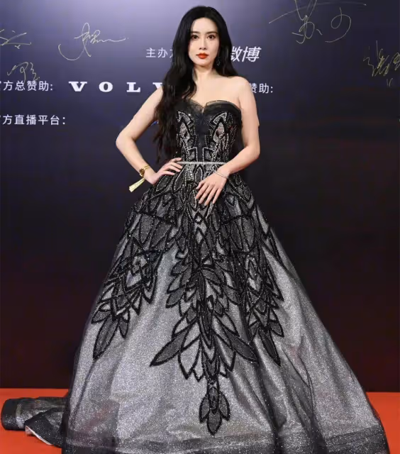 紅毯狀況百出:禮服下滑,假笑,死亡燈光,臉像蠟像,差點走光應有盡有