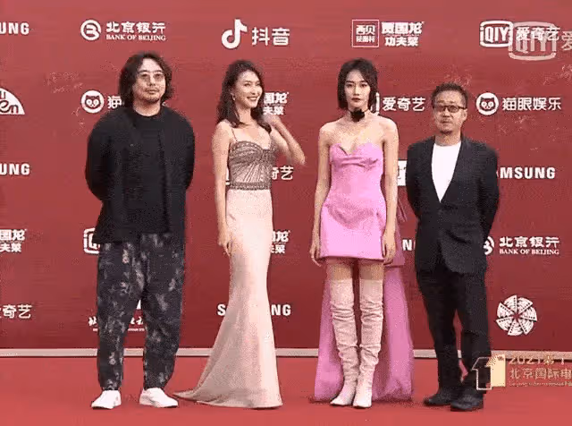 紅毯狀況百出:禮服下滑,假笑,死亡燈光,臉像蠟像,差點走光應有盡有