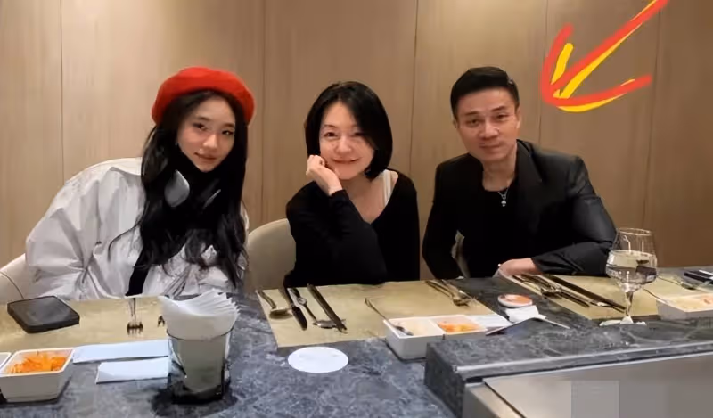 風波後小S許雅鈞深夜合體秀恩愛貌合神離太刻意,二女兒跟唐老師長得太像了