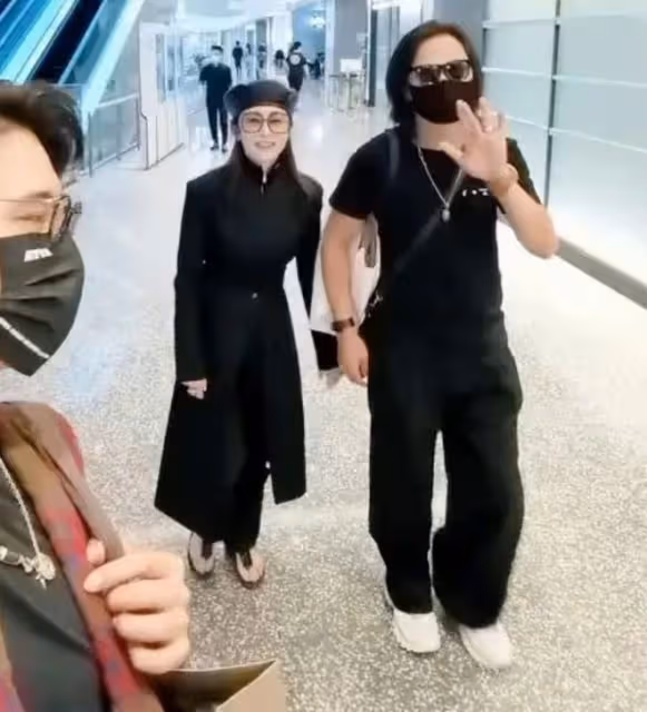 55歲張敏開派對慶生，與小10歲男友吹蠟燭很開心，戴鴿子蛋顯貴氣