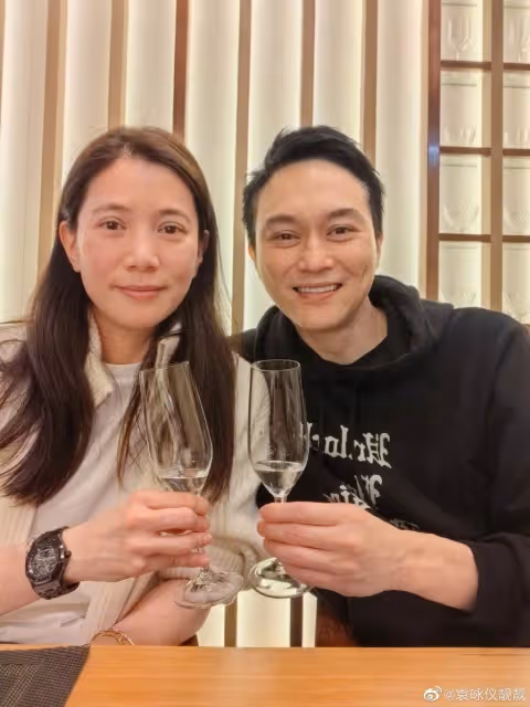 袁詠儀張智霖慶結婚22年，夫妻雙雙素顏出鏡，滿臉歲月痕跡好真實