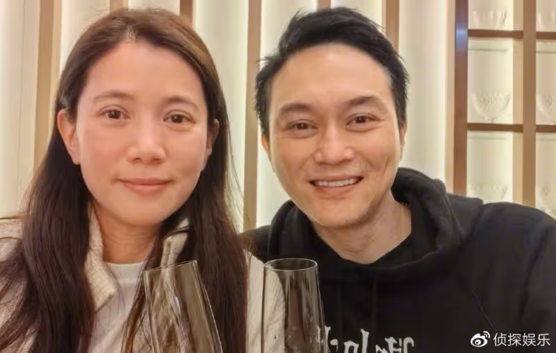 袁詠儀張智霖慶結婚22年，夫妻雙雙素顏出鏡，滿臉歲月痕跡好真實