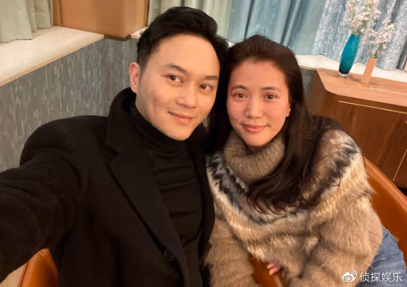 袁詠儀張智霖慶結婚22年,夫妻雙雙素顏出鏡,滿臉歲月痕跡好真實