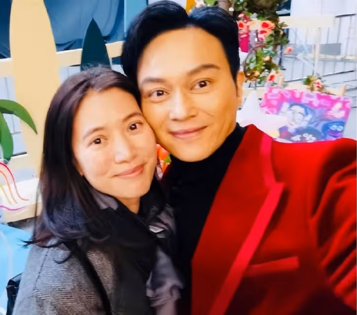 袁詠儀張智霖慶結婚22年,夫妻雙雙素顏出鏡,滿臉歲月痕跡好真實