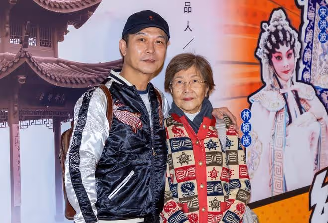 知名港星迎60歲生日,開心享受2元老人乘車優惠,容光煥髮狀態好