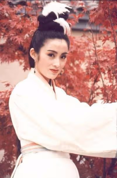 55歲張敏甜蜜慶生,小10歲男友貼身陪伴,無名指戴戒指被猜結婚