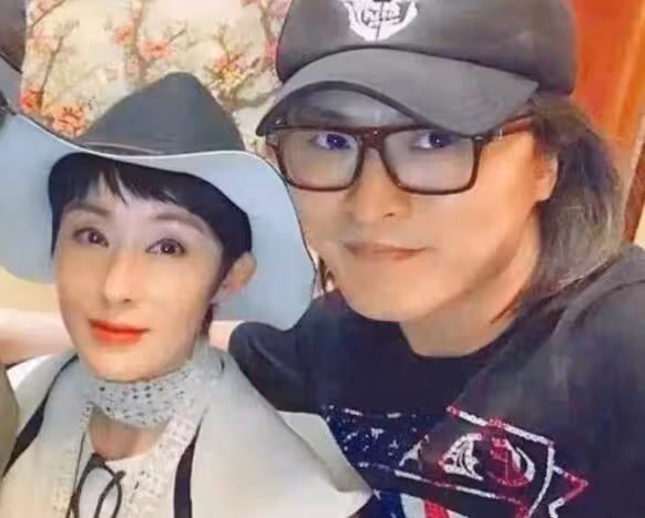 55歲張敏甜蜜慶生,小10歲男友貼身陪伴,無名指戴戒指被猜結婚