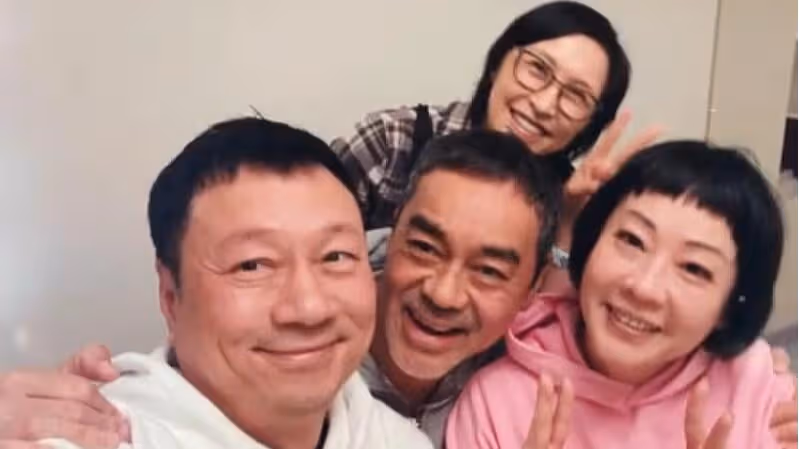 55歲郭藹明久違現身，與58歲劉青雲同框秀恩愛，做老公背後的女人