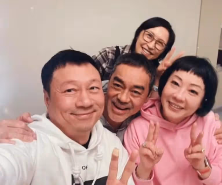 55歲郭藹明久違現身,與58歲劉青雲同框秀恩愛,做老公背後的女人