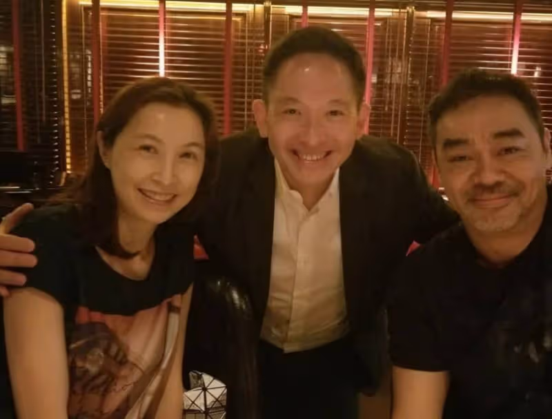 55歲郭藹明久違現身,與58歲劉青雲同框秀恩愛,做老公背後的女人