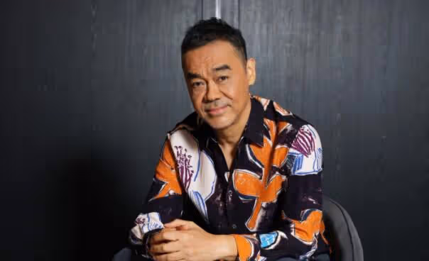 55歲郭藹明久違現身,與58歲劉青雲同框秀恩愛,做老公背後的女人