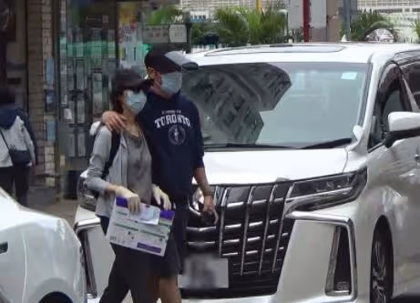 55歲郭藹明久違現身,與58歲劉青雲同框秀恩愛,做老公背後的女人