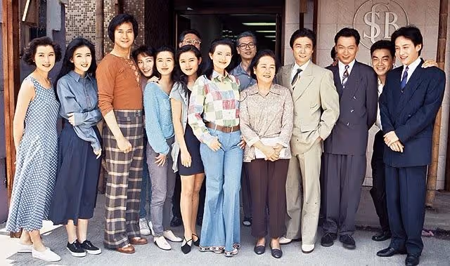 55歲郭藹明久違現身,與58歲劉青雲同框秀恩愛,做老公背後的女人