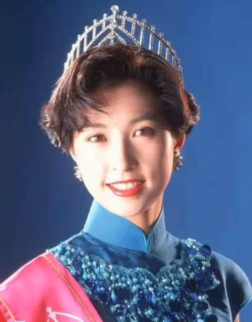 55歲郭藹明久違現身,與58歲劉青雲同框秀恩愛,做老公背後的女人