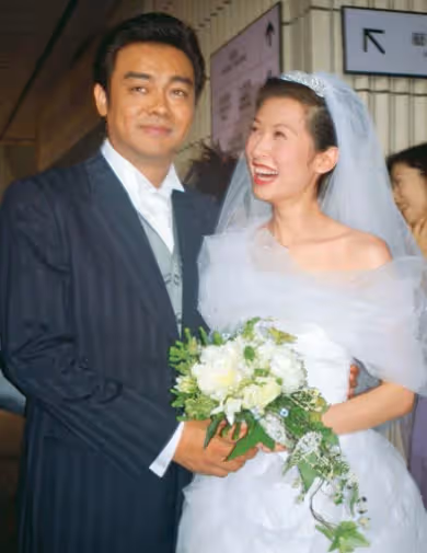 55歲郭藹明久違現身,與58歲劉青雲同框秀恩愛,做老公背後的女人