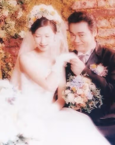 55歲郭藹明久違現身,與58歲劉青雲同框秀恩愛,做老公背後的女人